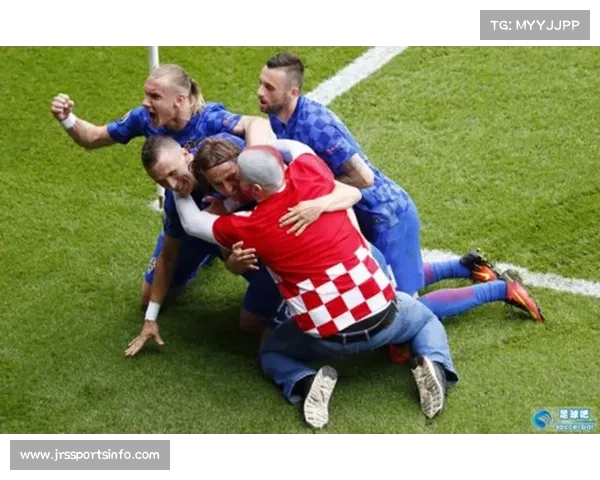 小球迷冲入场内拥抱球星，比赛短暂中断。